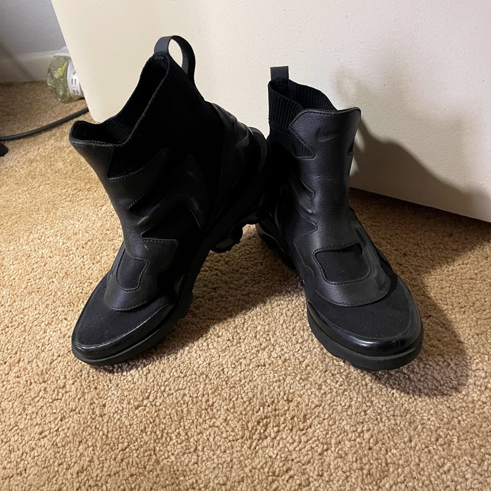 woman black sport shoes from Nike (original)